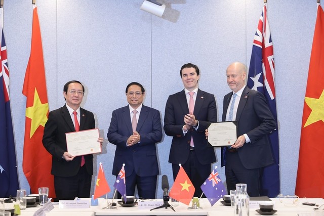 范明政总理见证科学与技术部长黄成达与CSIRO总经理签署合作备忘录。