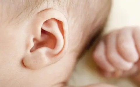 宝宝耳朵臭除了中耳炎还有可能是它！