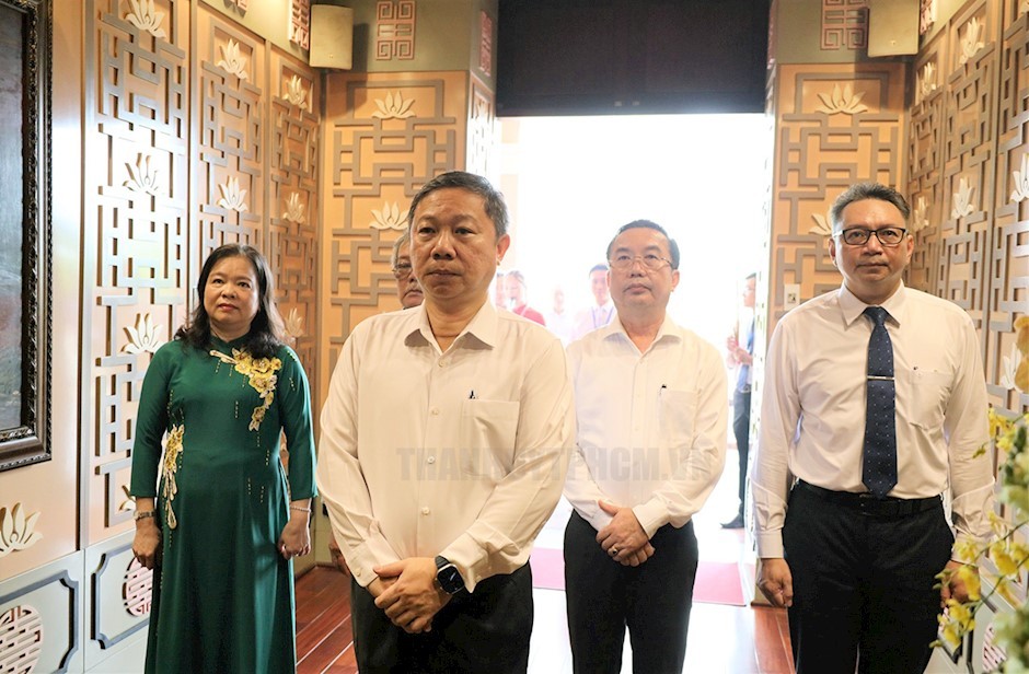 市人民委会副主席杨英德率领的本市代表团在孙德胜主席的英勇精神前瞻仰。