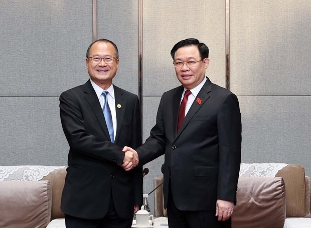 越南国会主席王廷惠在会见新华集团主席蔡冠深。