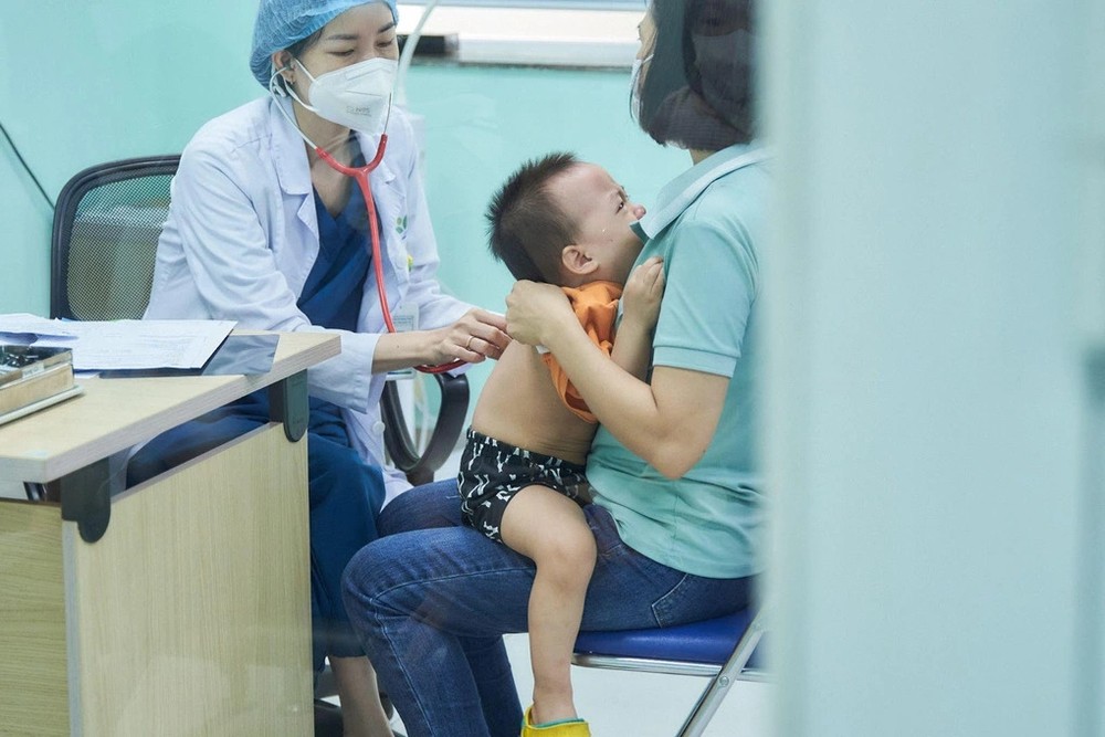 一名病童出现频繁咳嗽及呼吸困难症状，被母亲送到医院就医。