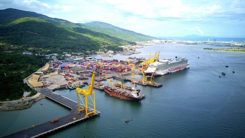 岘港海港迎来客轮与货轮。