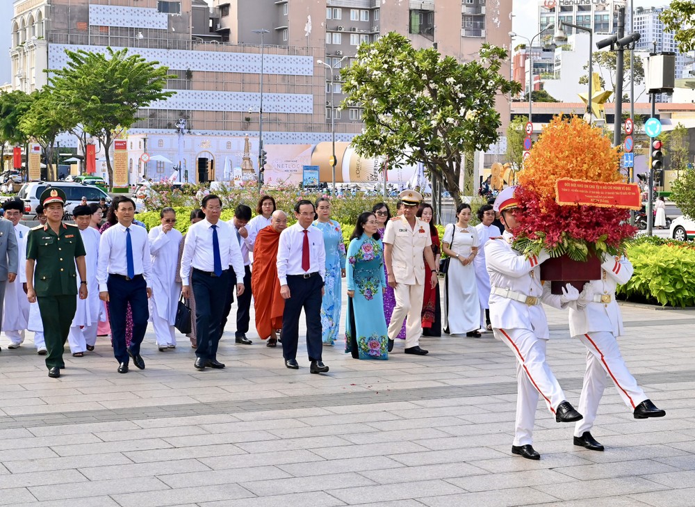 市代表团在胡志明主席塑像公园敬献花圈。