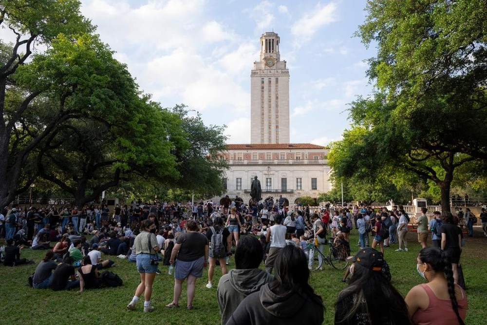 4月24日，人们在得克萨斯大学奥斯汀分校校园里举行集会。