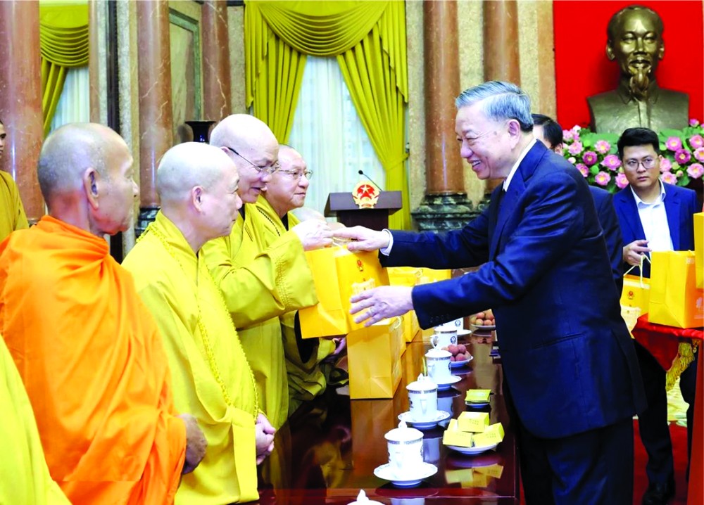 国家主席苏霖向出席会晤的宗教领导与神职人士代表赠送礼物。
