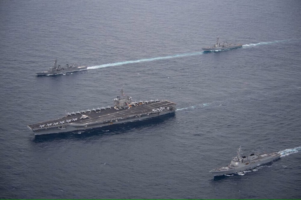 图为美日韩在韩日之间的国际水域联合军演。