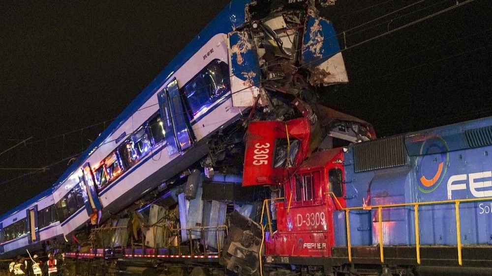 智利两列火车相撞致２死９伤