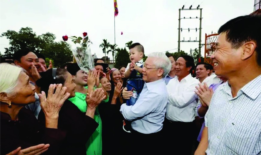 阮富仲总书记和海防市永保县荣光乡群众。图自越通社