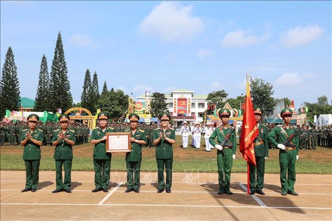 越南人民军向198号陆地特工旅授予等捍卫祖国勋章。