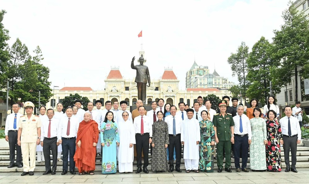 市委书记阮文年与代表团在第一郡阮惠步行街胡志明主席塑像台公园拍照留念。