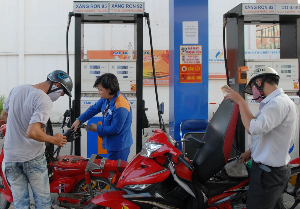 Khách hàng đổ xăng tại cây xăng Petrolimex trên đường Kinh Dương Vương, Q. 6, TPHCM. Ảnh: Cao Thăng
