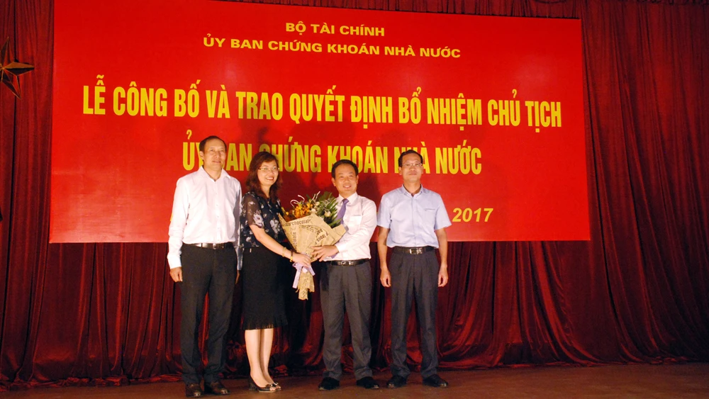Ông Trần Văn Dũng, thứ 3 từ trái sang, nhận nhiệm vụ Chủ tịch UBCKNN