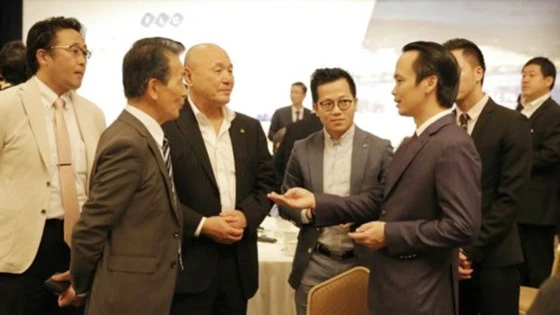 Chủ tịch Tập đoàn FLC Trịnh Văn Quyết (bên phải) trao đổi với các nhà đầu tư Nhật Bản