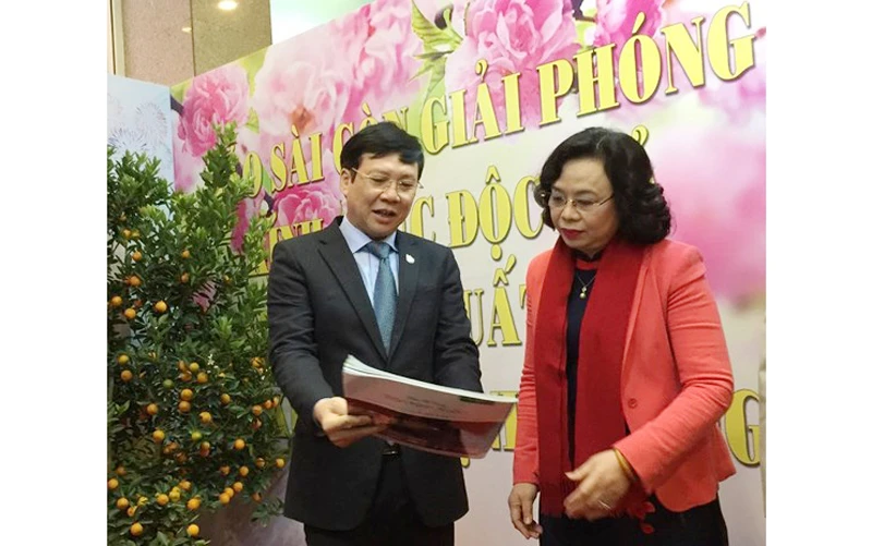 Phó Bí thư thường trực Thành ủy Hà Nội Ngô Thị Thanh Hằng và Phó Chủ tịch Hội Nhà báo Việt Nam Hồ Quang Lợi thăm gian hàng Báo SGGP