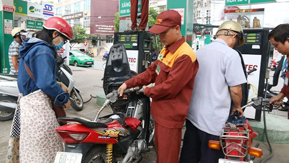 Khách hàng mua xăng tại một cây xăng trên đường Bùi Thị Xuân, quận 1, TPHCM