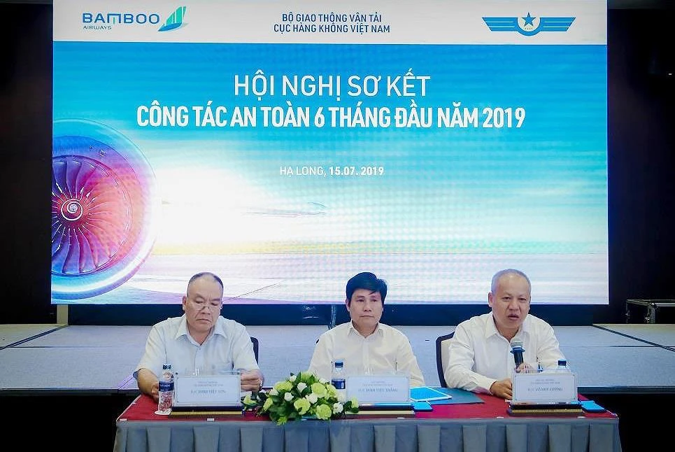 Ông Đinh Việt Thắng, Cục trưởng Cục HKVN (giữa) chủ trì hội nghị
