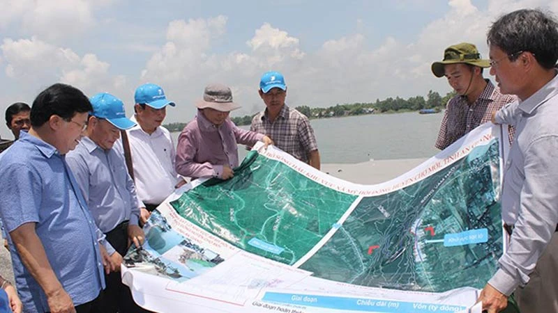 Phó Thủ tướng Trịnh Đình Dũng (bìa trái) khảo sát sạt lở sông Vàm Nao. Ảnh: ĐÔNG XUYÊN