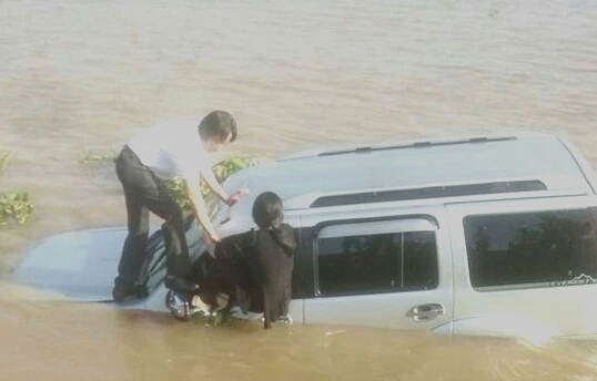 Chiếc xe rơi xuống sông Vàm Nao. Ảnh: ĐÔNG XUYÊN 