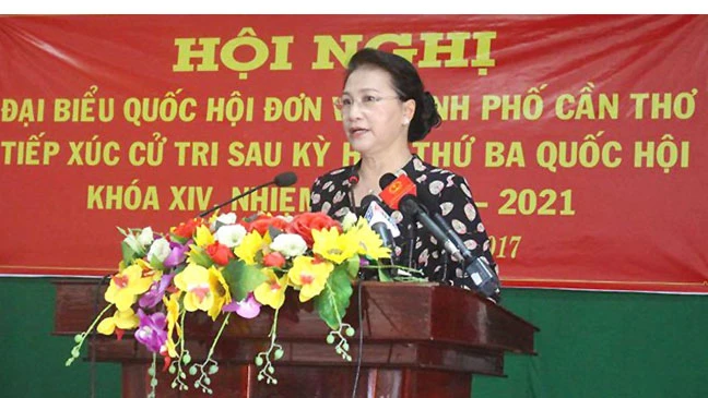Chủ tịch Quốc hội Nguyễn Thị Kim Ngân tiếp xúc cử tri TP Cần Thơ. Ảnh: HÀM LUÔNG
