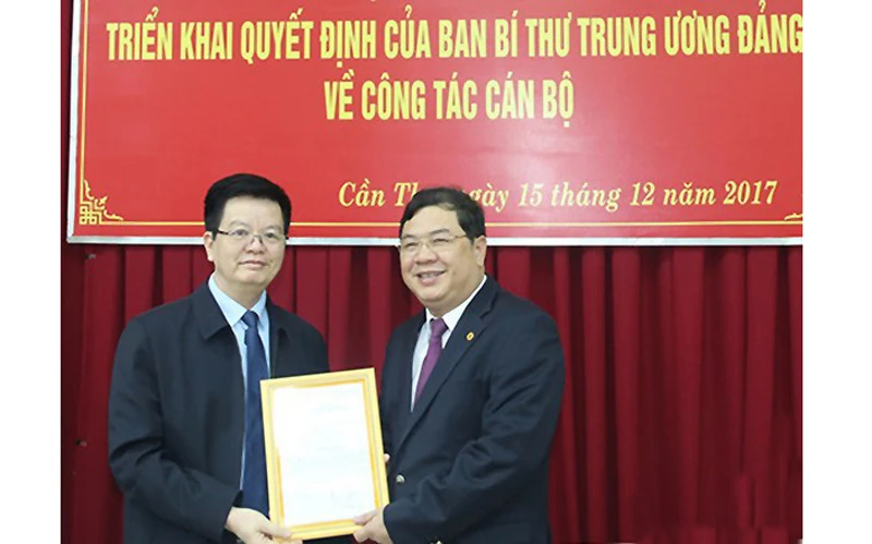 Ông Mai Văn Chính (bên trái) trao Quyết định của Ban Bí thư cho ông Phạm Gia Túc. Ảnh: HÀM LUÔNG
