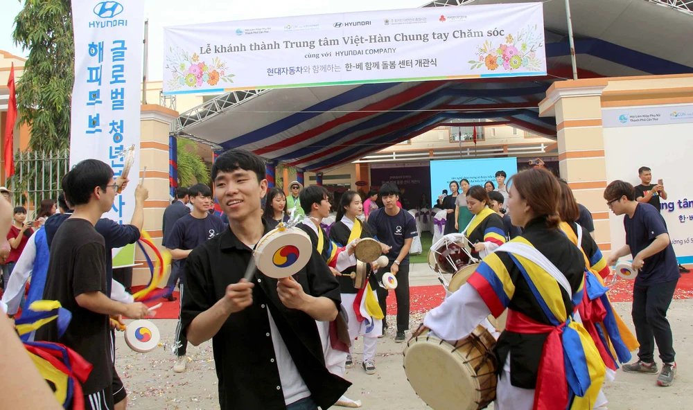 Tình nguyện viên Hàn Quốc biểu diễn nghệ thuật truyền thống tại lễ khánh thành. Ảnh: HIỀN TRANG
