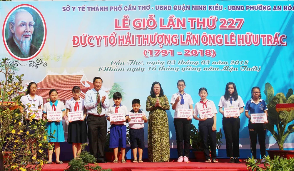 Lãnh đạo TP Cần Thơ trao học bổng Lê Hữu Trác cho các em học sinh. Ảnh: HIỀN TRANG