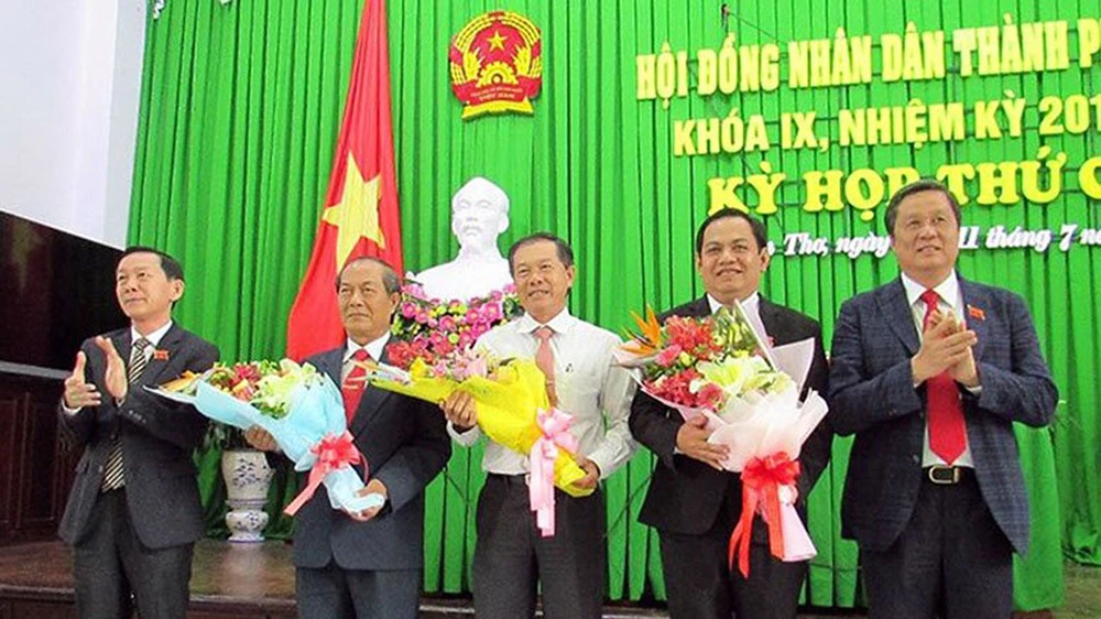 Ông Mai Như Toàn (thứ 2 từ phải qua) thời điểm trúng cử chức vụ Ủy viên UBND TP Cần Thơ. Ảnh: TUẤN QUANG