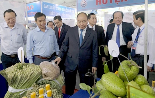 Thủ tướng thăm các gian hàng trưng bày sản phẩm của các DN đang đầu tư tại Tiền Giang. Ảnh: VGP