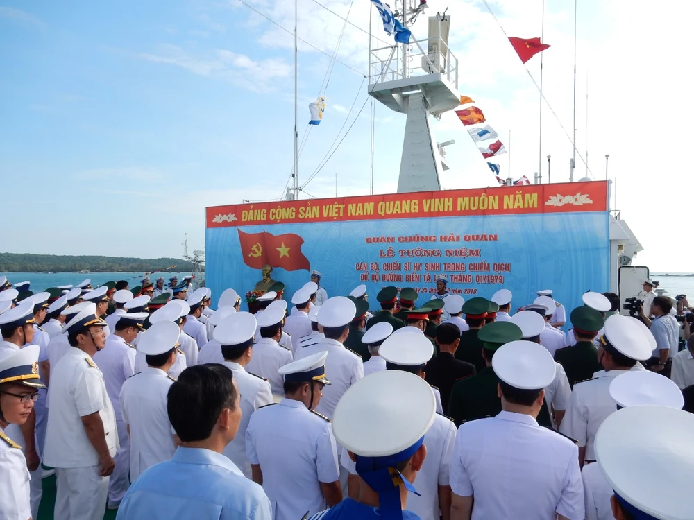 Lễ tưởng niệm các liệt sĩ đã hy sinh trong chiến dịch đổ bộ đường biển Tà Lơn. Ảnh: HÀM LUÔNG