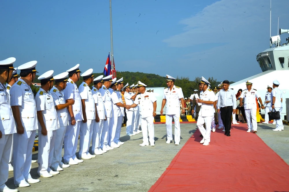 Đoàn công tác Căn cứ biển Ream (Campuchia) chào xã giao Bộ Tư lệnh Vùng 5 Hải quân
