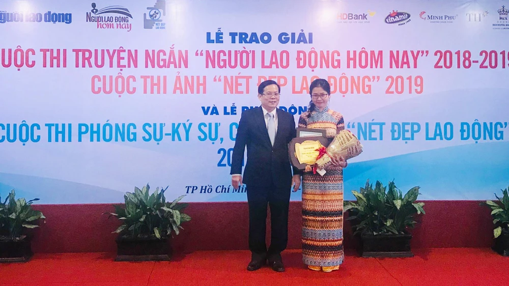 Trịnh Thị Phương Trà, tác giả truyện ngắn Dưới ánh sáng thiên đường, nhận giải nhất cuộc thi truyện ngắn "Người lao động hôm nay" 2018-2019