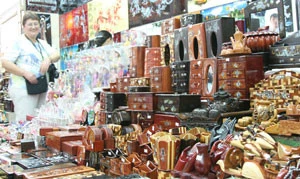 Sản phẩm mỹ nghệ từ phế phẩm dừa bày bán tại chợ Bến Thành. Ảnh: Lã Anh