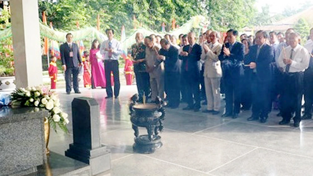 Các đại biểu thắp hương tưởng nhớ Cụ Phó bảng Nguyễn Sinh Sắc
