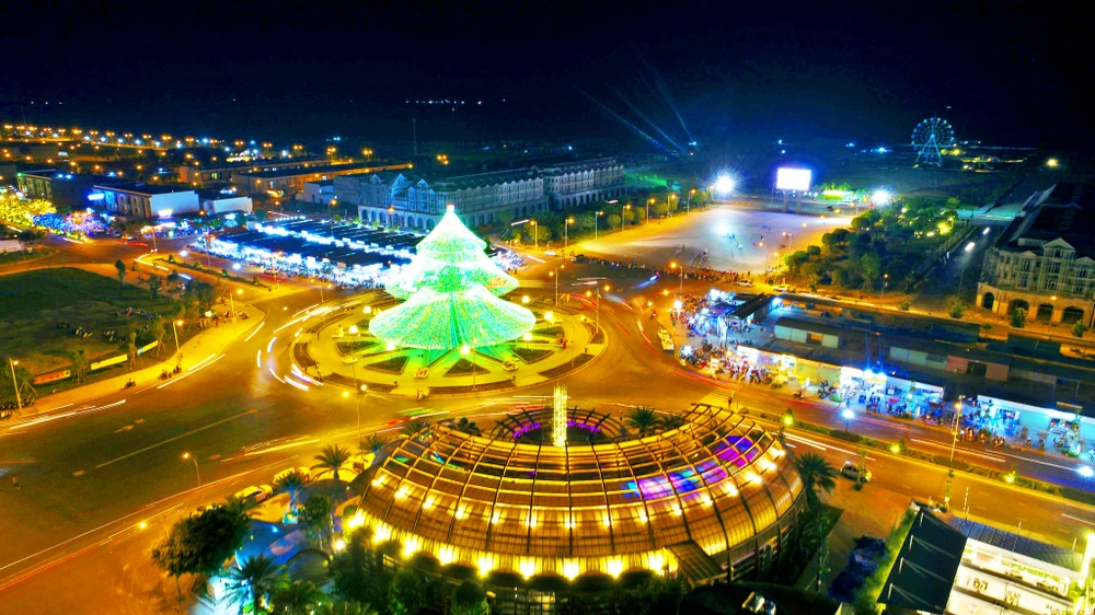 Cây thông hoành tráng ở khu đô thị Phú Cường phục vụ du khách dịp Noel