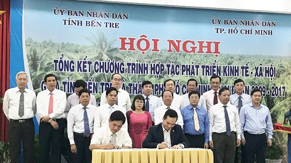 Tại hội nghị, TPHCM và Bến Tre ký kết thỏa thuận hợp tác toàn diện về phát triển kinh tế xã hội giai đoạn (2018-2020) với 15 nội dung trọng tâm trên nhiều lĩnh vực.