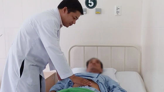 Bác sĩ chăm sóc cho bệnh nhân đang được hóa trị ung thư 