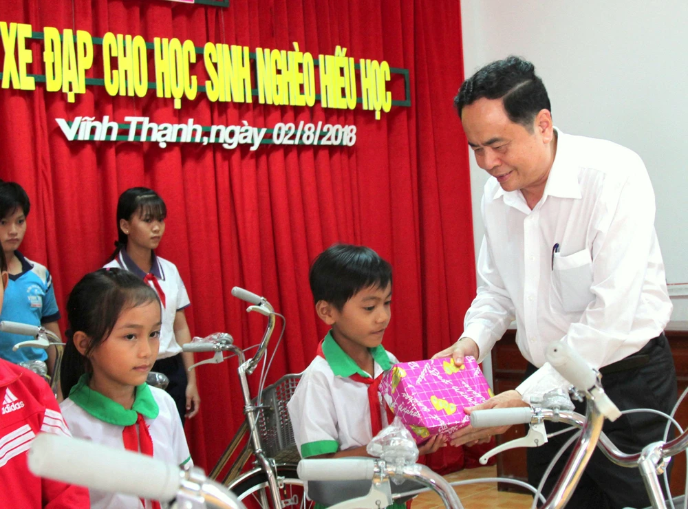 Chủ tịch Trần Thanh Mẫn trao quà cho học sinh nghèo ở huyện Vĩnh Thanh (Cần Thơ)