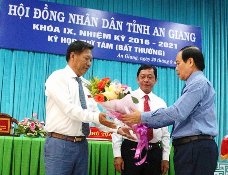 Ông Vương Bình Thạnh, Chủ tịch UBND tỉnh An Giang tặng hoa chúc mừng ông Trần Anh Thư