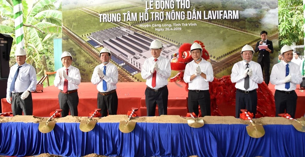 Đồng chí Nguyễn Thiện Nhân, Ủy viên Bộ Chính trị, Bí thư Thành ủy TPHCM, dự lễ khởi công xây dựng Trung tâm hỗ trợ nông dân Lavifarm ở Trà Vinh