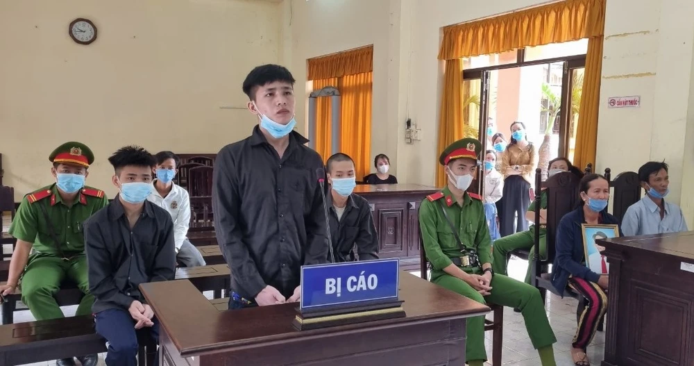 Bị cáo Phan Văn Khanh (đứng) lĩnh án 22 năm tù 