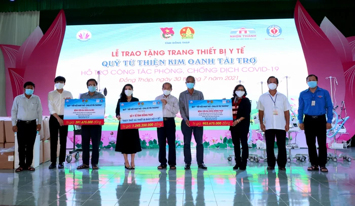 Quỹ từ thiện Kim Oanh hỗ trợ thiết bị y tế cho tỉnh Đồng Tháp 
