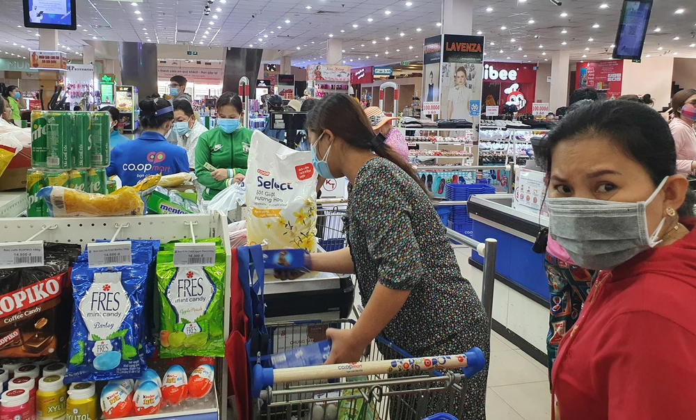 Hàng hóa phục vụ Tết Nhâm Dần 2022 bắt đầu dồn vào hệ thống phân phối của các siêu thị. Ảnh: Q.BÌNH