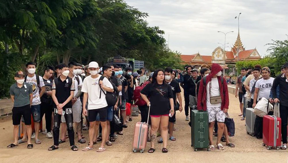 67 công dân Việt Nam trở về nước sau khi được giải cứu khỏi công ty K99 Group ở tỉnh Preah Sihanouk. Ảnh: QUỐC BÌNH