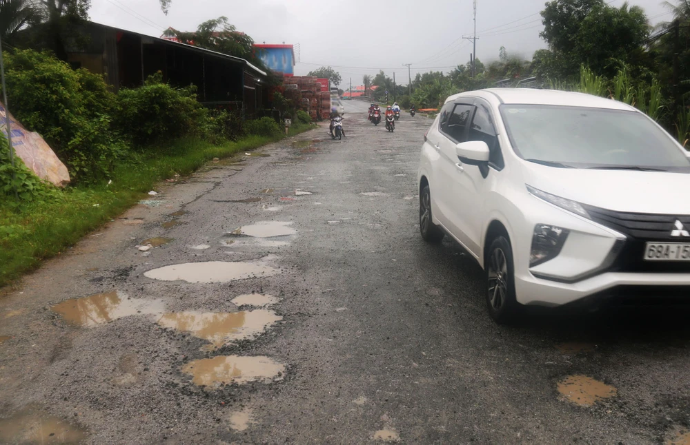 Quốc lộ 80 đoạn qua tỉnh Kiên Giang liên tục hư hỏng, xuống cấp. Ảnh: QUỐC BÌNH.
