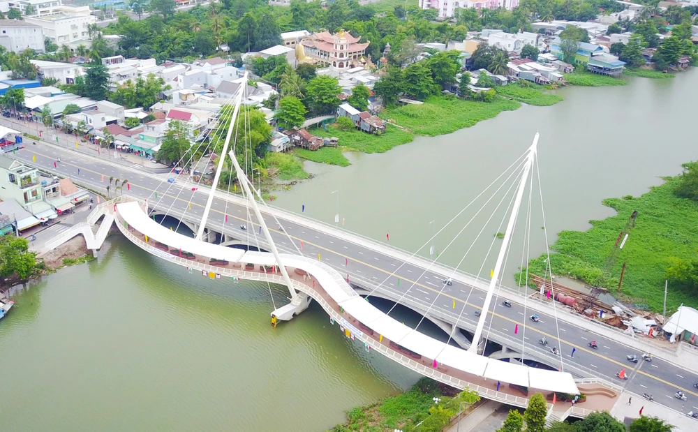 Cầu bộ hành trong dự án cầu Nguyễn Thái Học nối dự án khu dân cư Golden City với trung tâm TP Long Xuyên. Ảnh: CTV