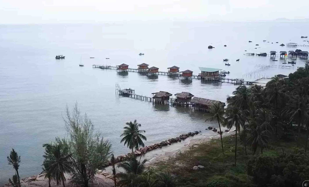 Hàng loạt công trình xâm phạm Khu bảo tồn biển Phú Quốc tại xã Hàm Ninh. Ảnh: QUỐC BÌNH