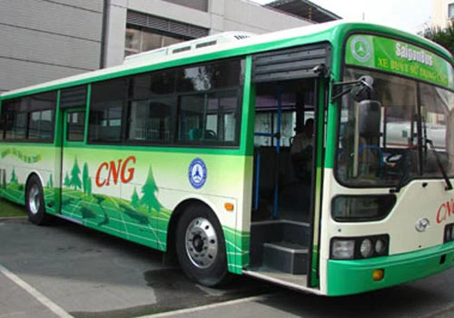 Việc đầu tư xe buýt sử dụng khí nén thiên nhiên, nâng cao chất lượng phục vụ đã thu hút hành khách đi xe buýt.