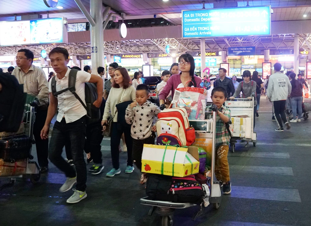 Hành khách về lại TP tại sân bay Tân Sơn Nhất 