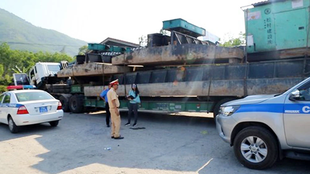 Phương tiện của Công ty cơ giới Sơn Hải chở quá tải bị Công an tỉnh Thừa Thiên - Huế phát hiện và xử lý