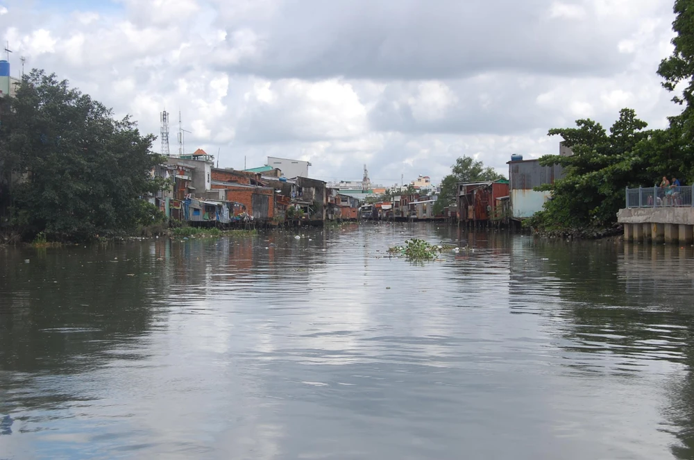 Hàng loạt tuyến kênh trên địa bàn huyện Bình Chánh ô nhiễm nghiêm trọng. Ảnh QUỐC HÙNG